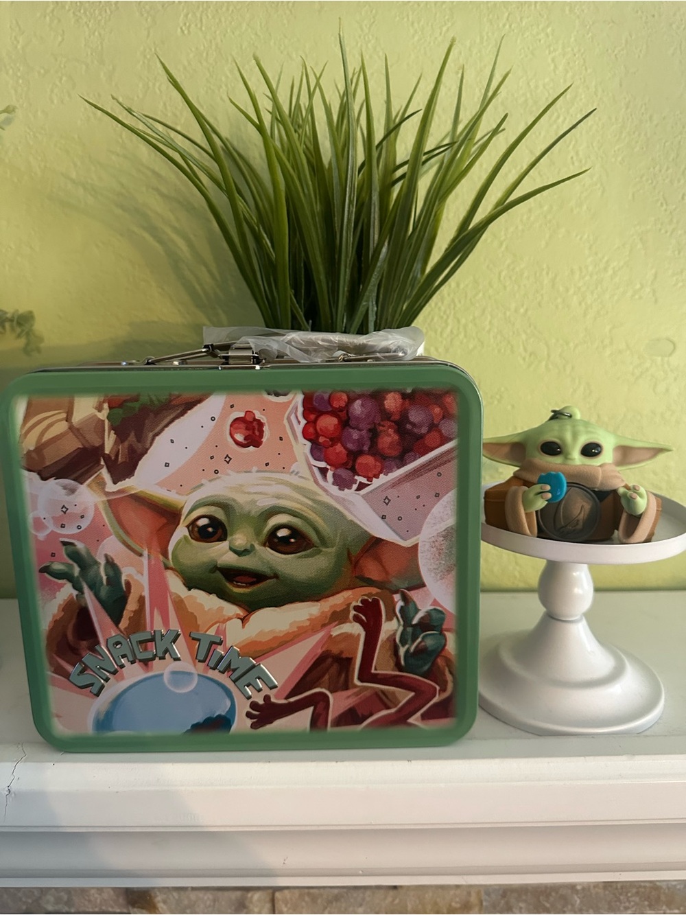 Baby Yoda "Snack Time" Green Tin Lunchbox & POCKETBAC HOLDER 2026 COLLECTION
